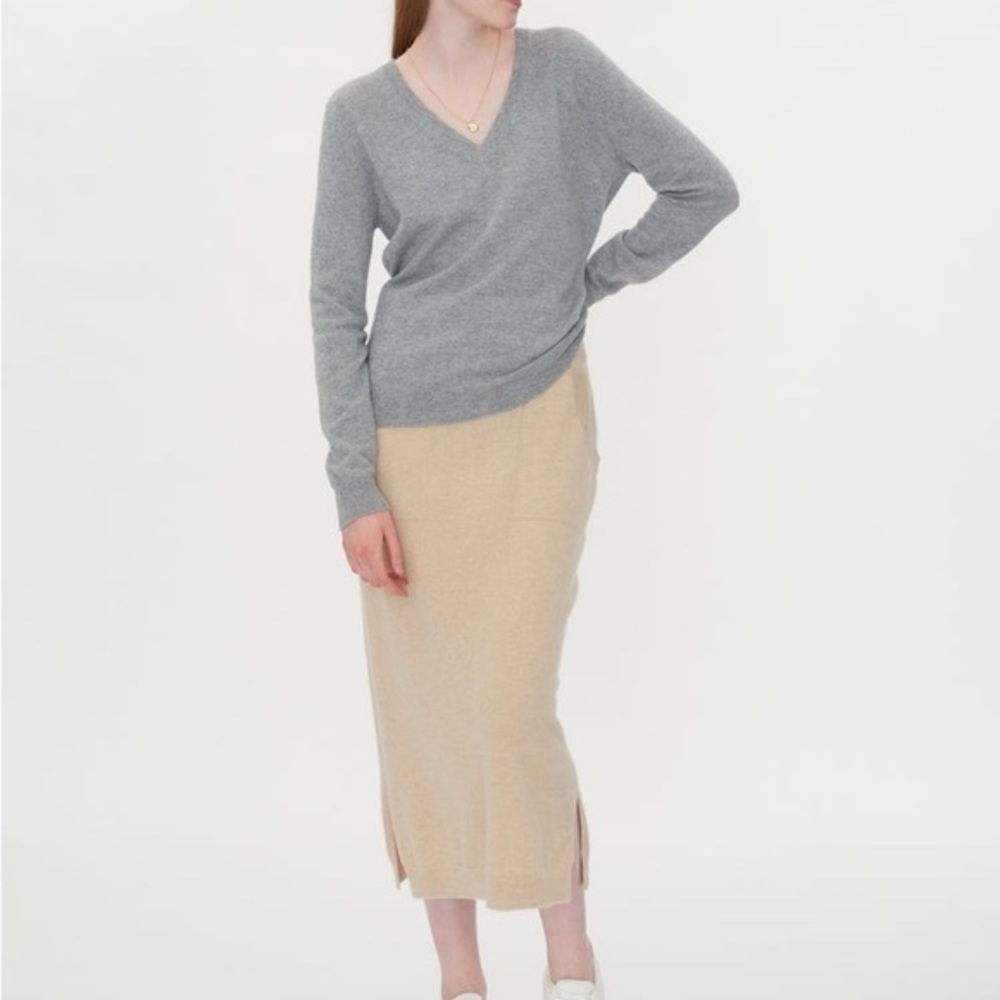 Prive Light Gray Classic V Neck 100% Cashmere Sz L